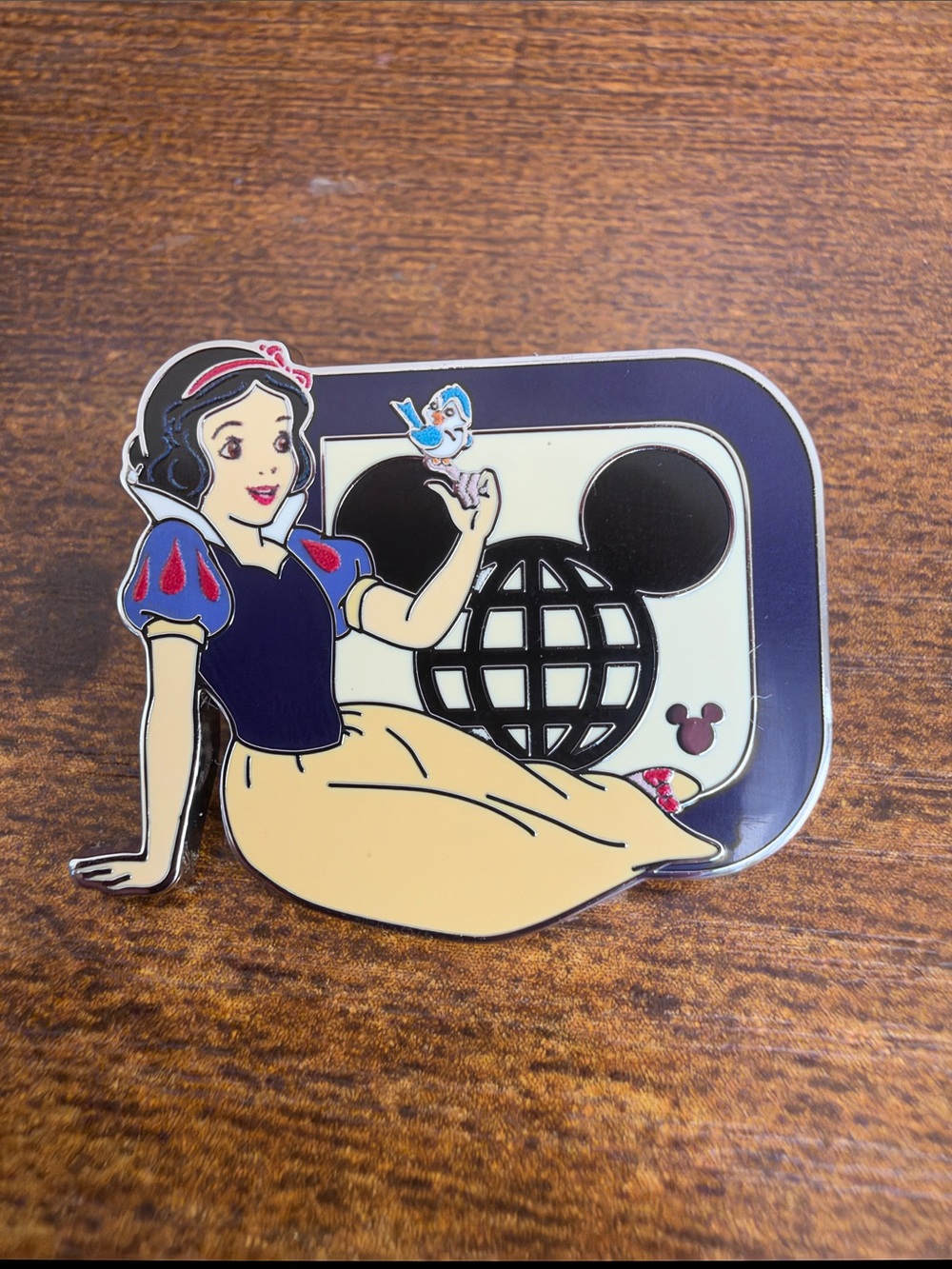 Walt Disney World hidden Mickey pins 2025 Wave B : Snow White